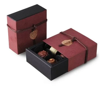 Proceso de fabricación de cajas de regalo de chocolate en una fábrica de impr...